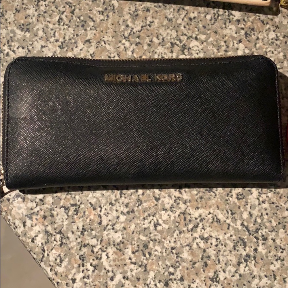Michael kors wallet black.